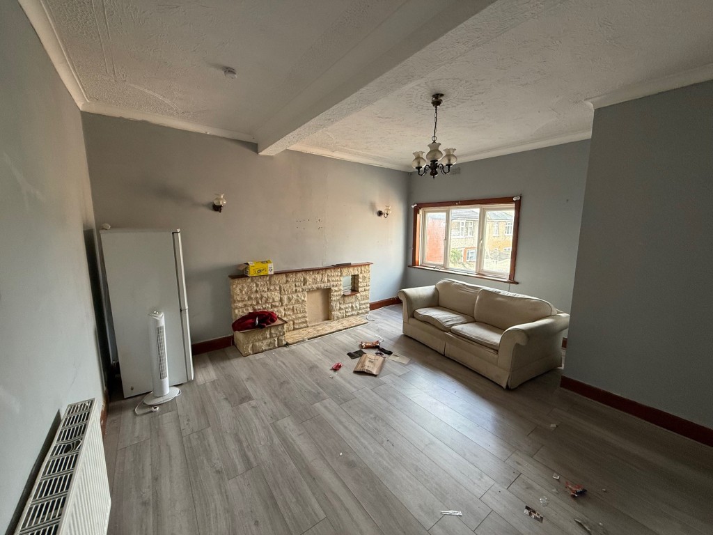 Lot: 96 - FREEHOLD COMMERCIAL AND RESIDENTIAL BUILDING - Upstairs living room